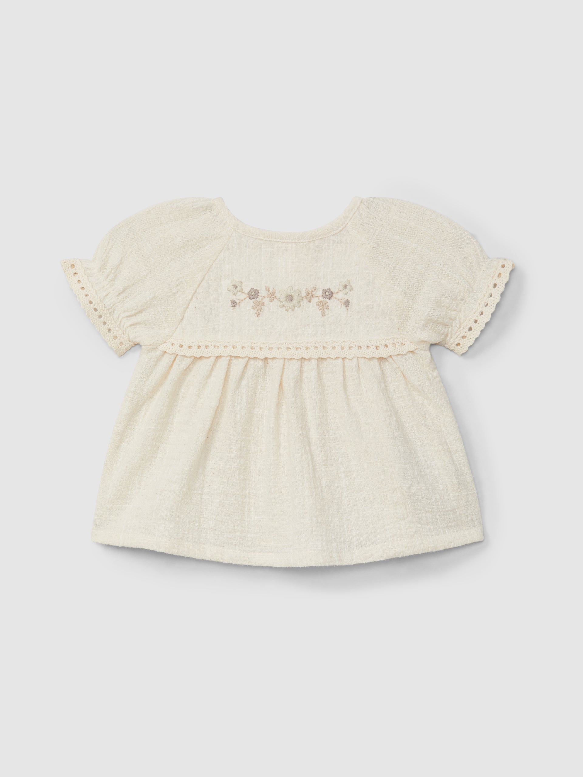 Blouse and shorts set with embroidery and lace details