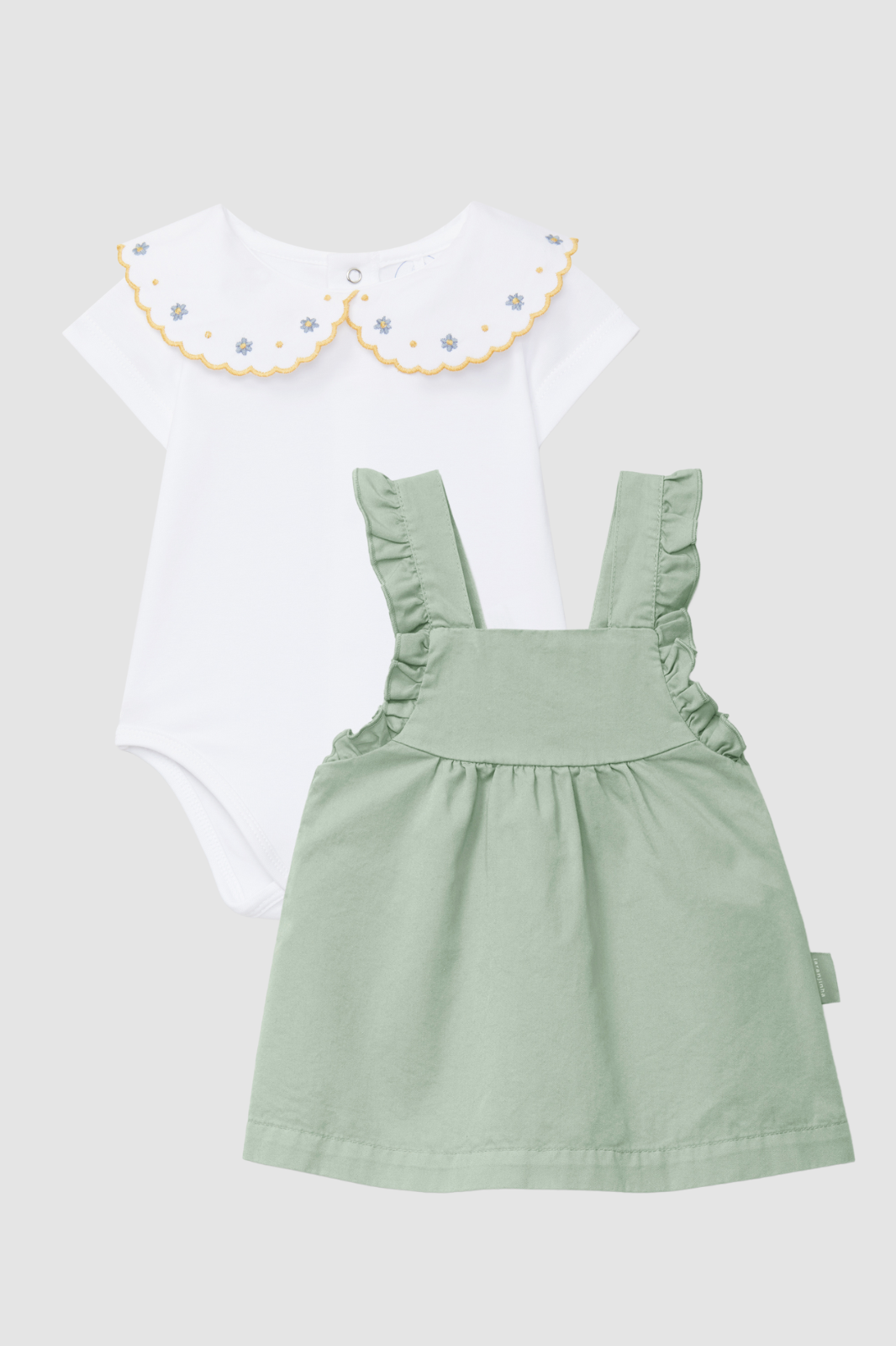 Falda con peto en sarga con detalle de volante en los tirantes en Verde Seco