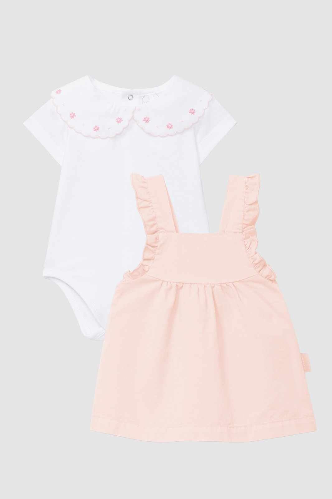 Falda con peto en sarga con detalle de volante en los tirantes en Rosa