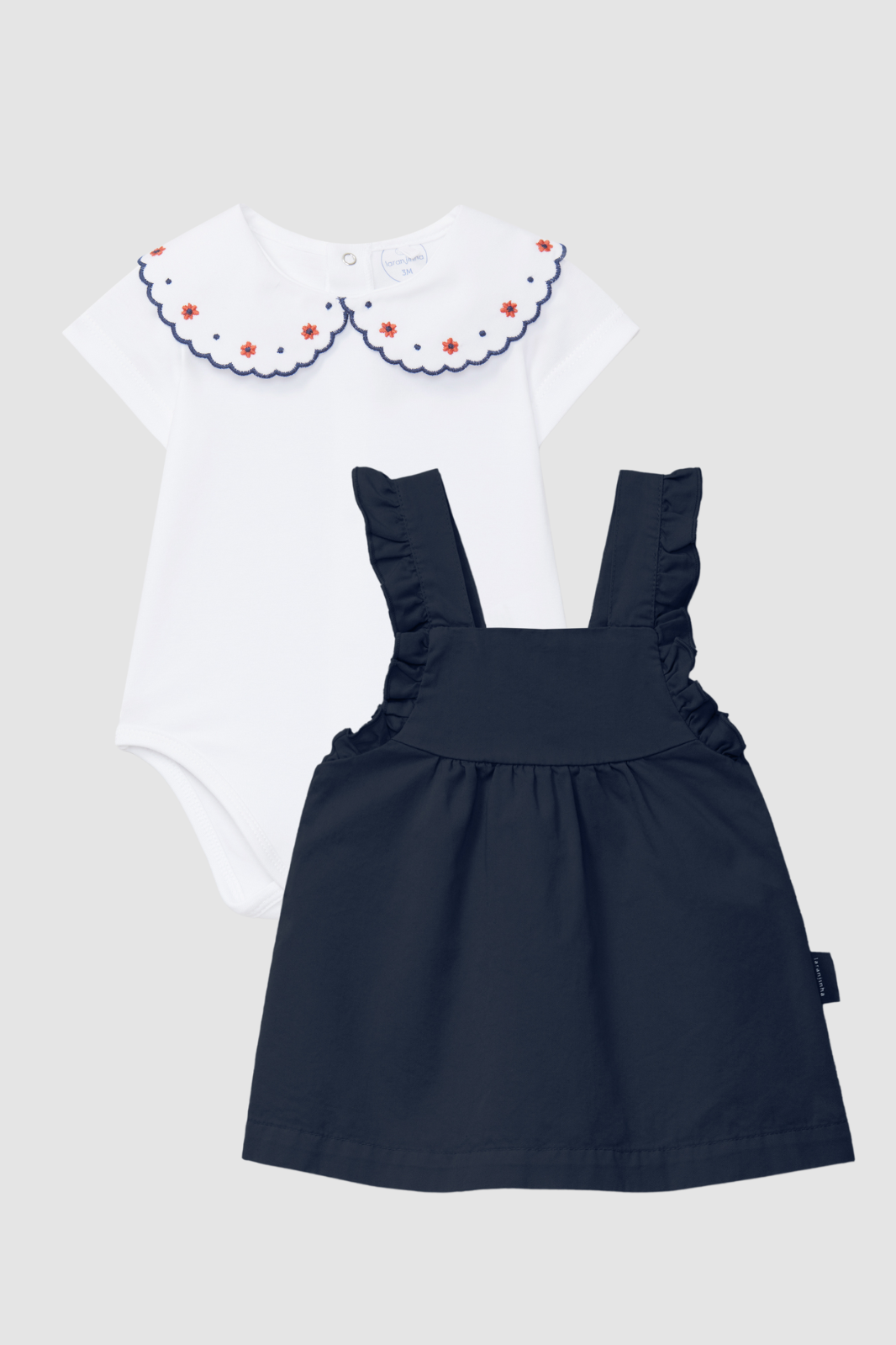 Falda con peto en sarga con detalle de volante en los tirantes en Marino