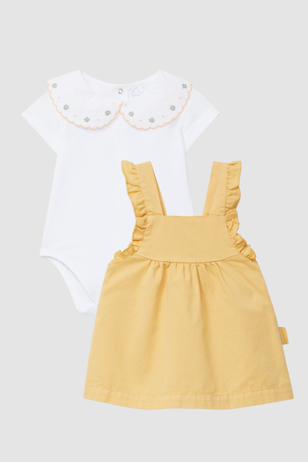 Falda con peto en sarga con detalle de volante en los tirantes en Amarillo