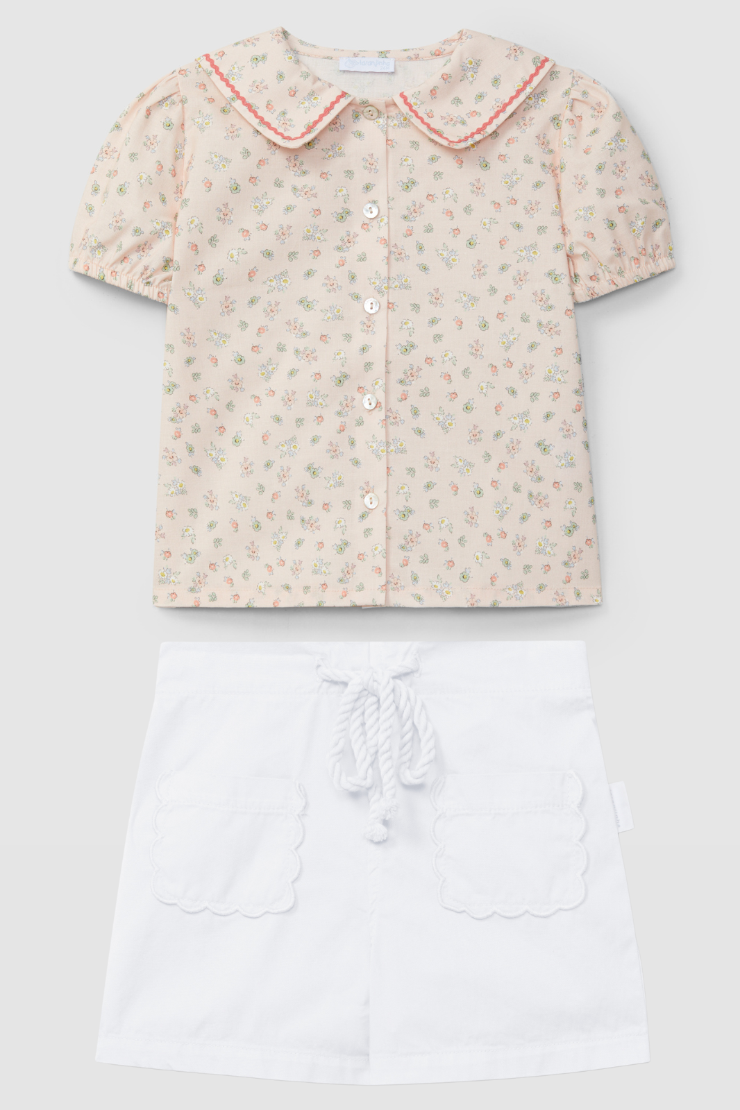 Conjunto Corto Pull-Up en Blanco y Blusa Estampado Floral