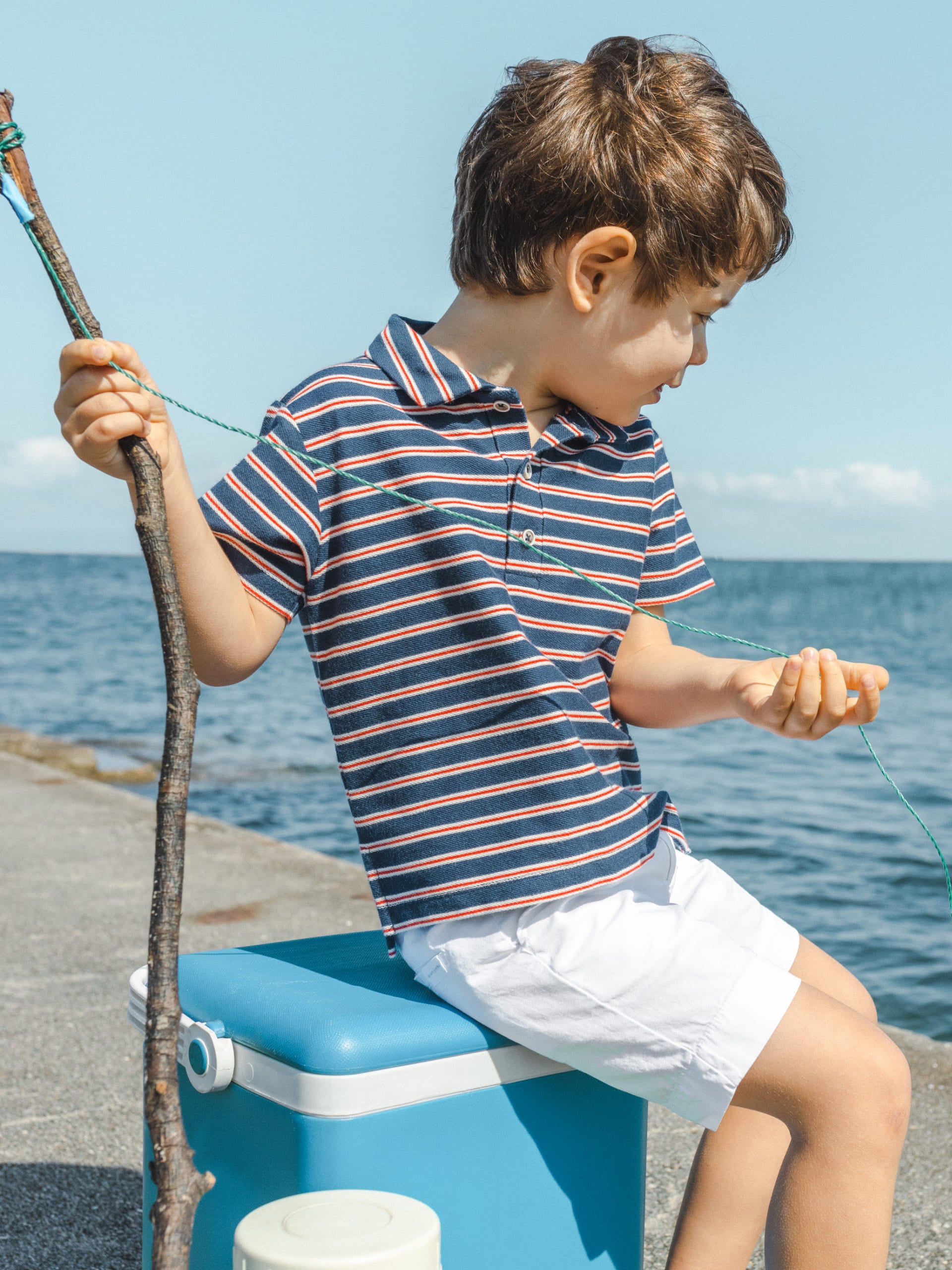Polo de algodón estampado a rayas marino y Pantalon Corto Chino