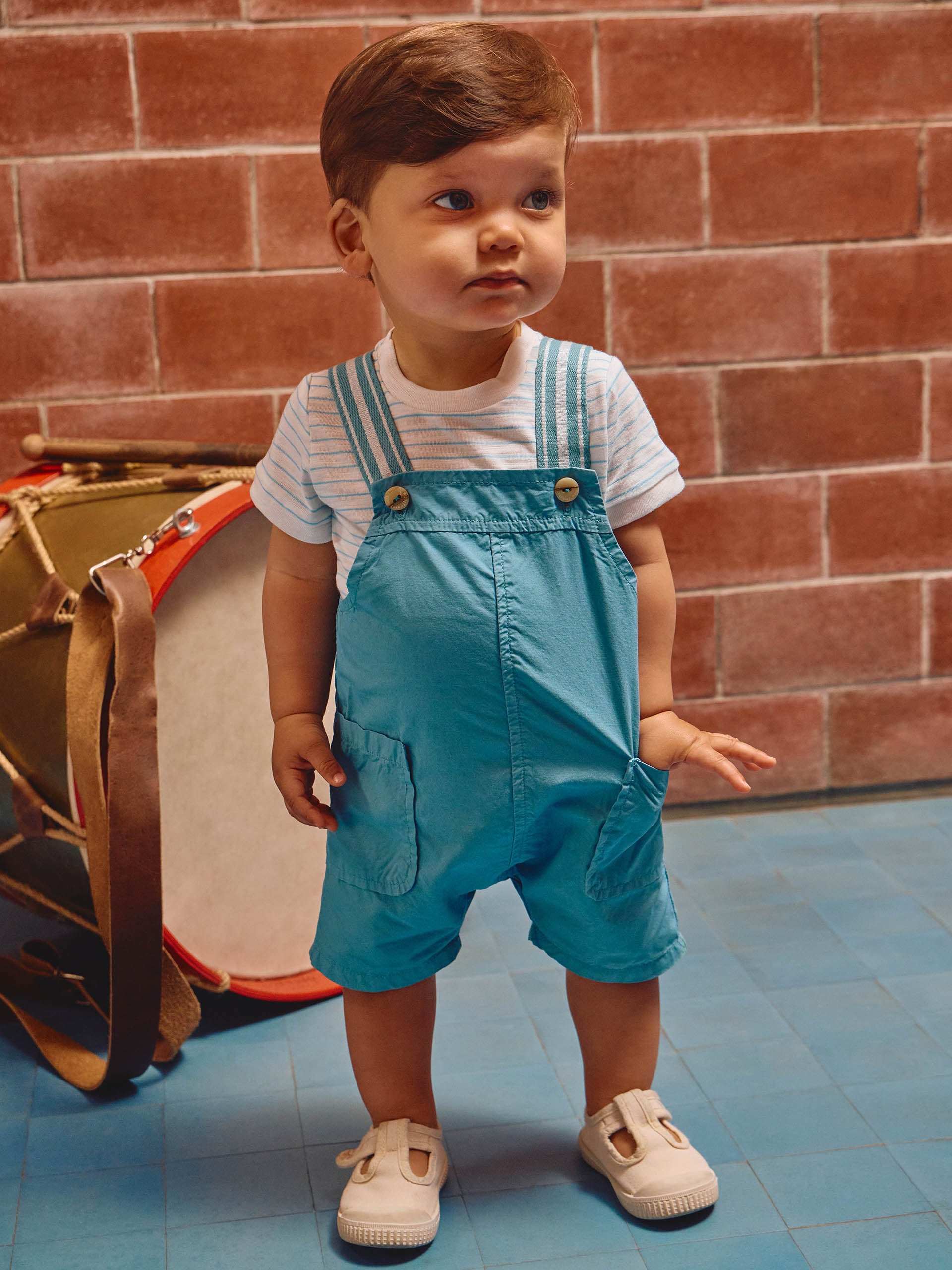 Dungaree shorts straps with stripes in contrast color