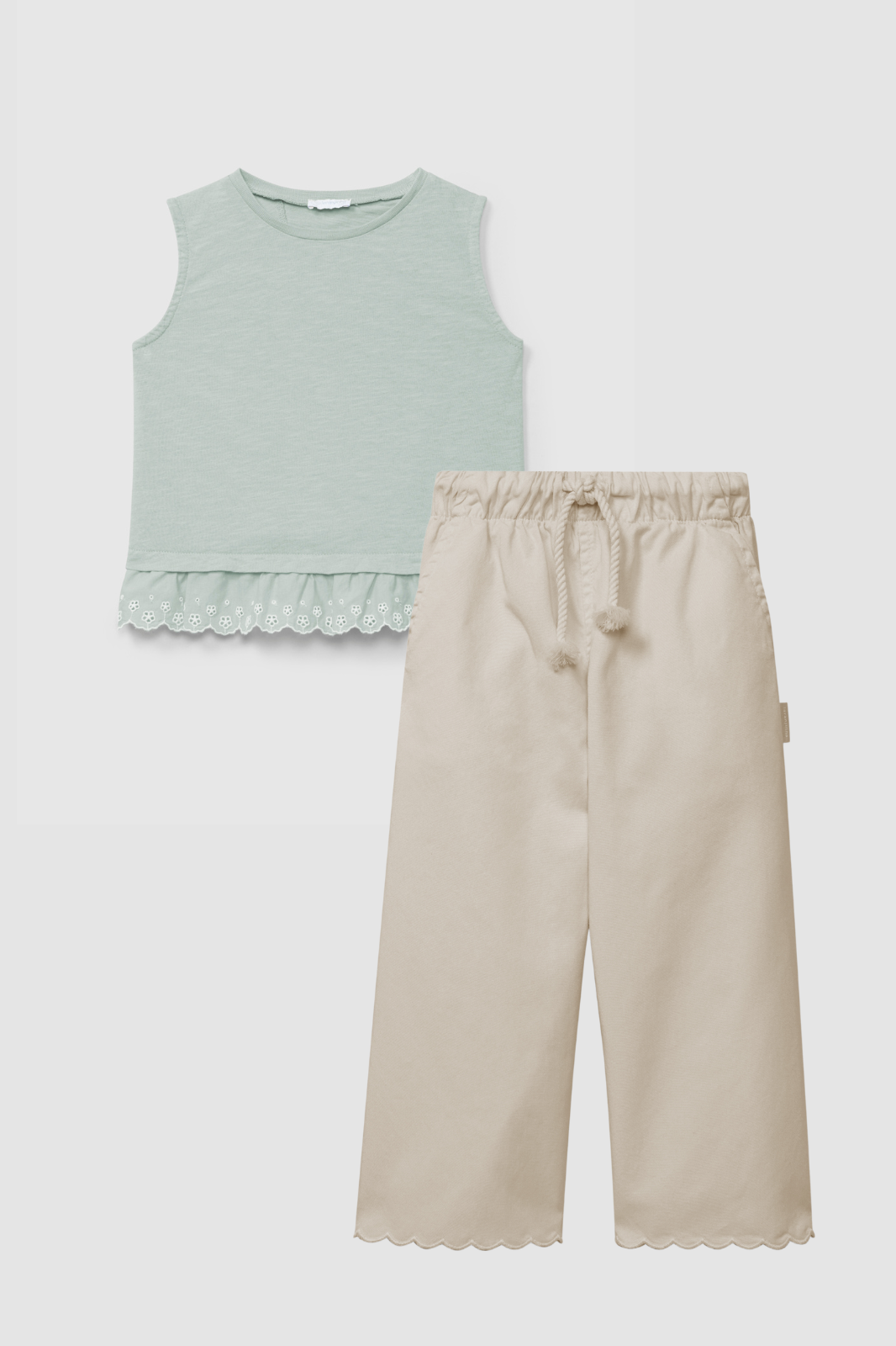 Conjunto Top verde con aplicación de bordado inglés y pantalon wide leg Beige